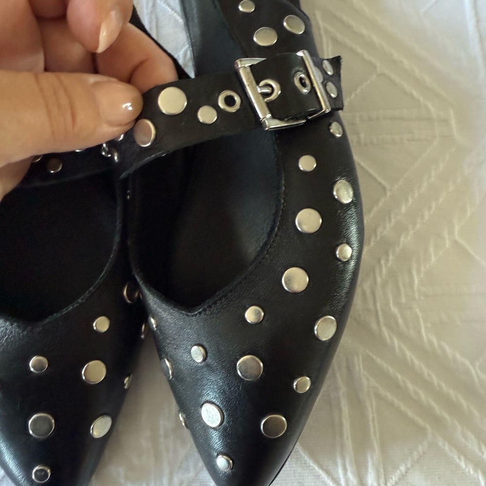 Black Studded Women's Flats!
Brand new!